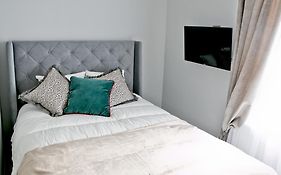 Elegant City Center Apartment 7B
